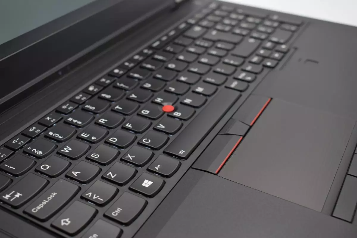 15.6" Lenovo ThinkPad P52 IPS FullHD  Core i7-8750 RAM32ГБ SSD512ГБ Quadro P1000 3D-moding 2